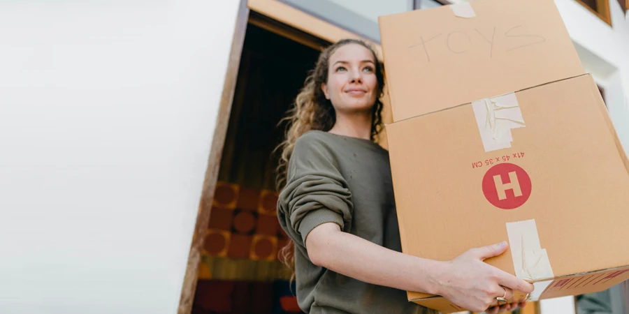 A lady carrying carton boxes