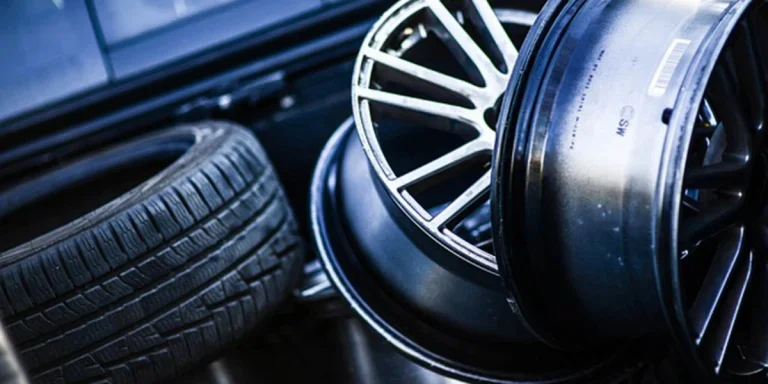 Un neumático además de dos llantas