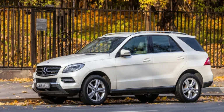 Белая машина.