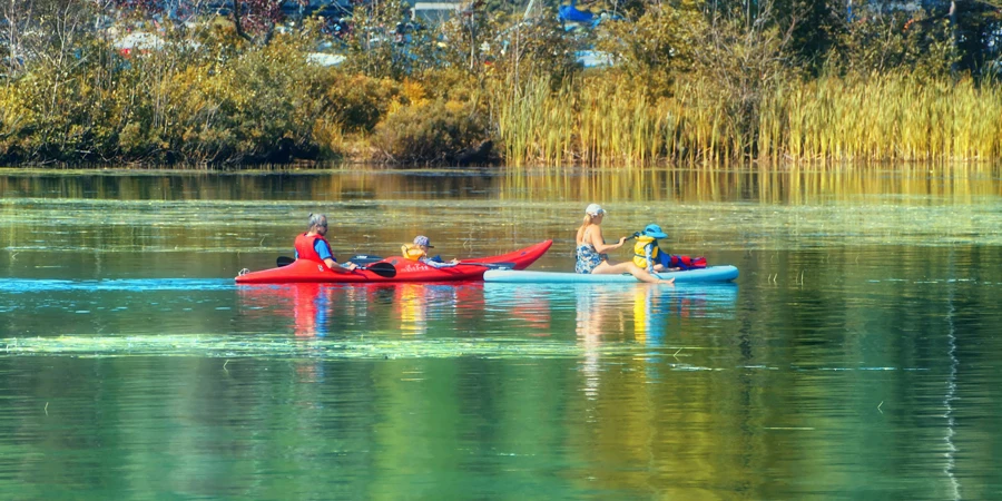 Balade matinale et familiale en kayak et planche à pagaie sur le lac Tremblant dans les Laurentides