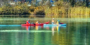 Balade matinale et familiale en kayak et planche à pagaie sur le lac Tremblant dans les Laurentides