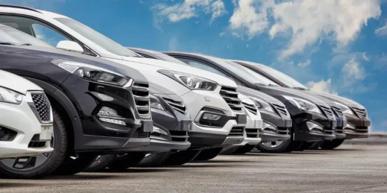 Autos a la venta Fila de lotes en stock