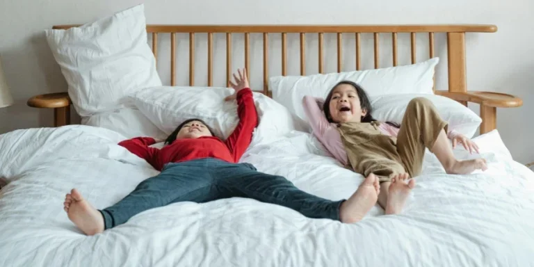 Des enfants joyeux se reposent sur un lit douillet