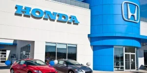 Vehículos híbridos económicos en exhibición en el concesionario Honda