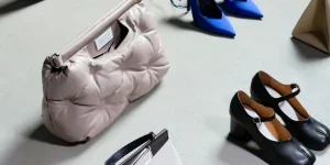 Zapatos y bolsos elegantes sobre una superficie blanca