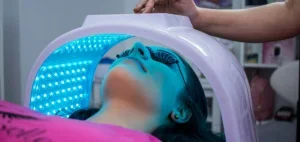 Paciente femenina realizando procedimiento de cosmetología