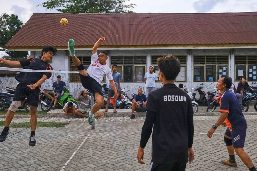 People casually playing sepak takraw