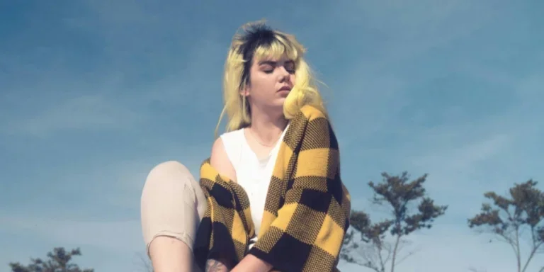 Foto de mujer con cárdigan