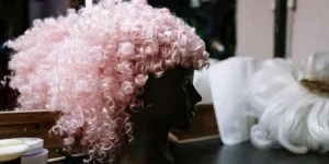 Peluca rosa y rizada