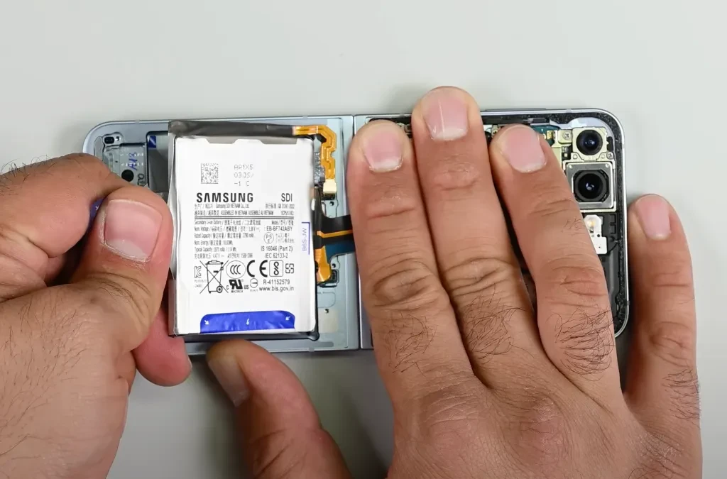 Step 3 of tearing down the Samsung Z Flip 6