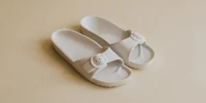 Sandalia tipo pantuflas con hebilla blanca