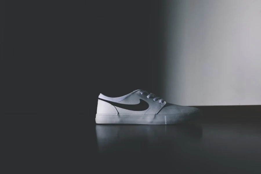 White nike low-top shoes