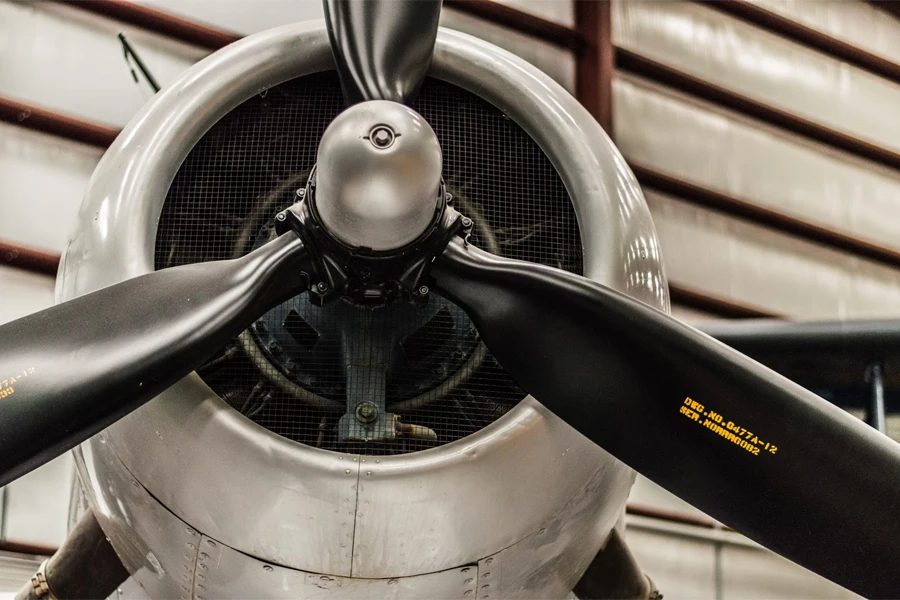 close up photography of planes propeller