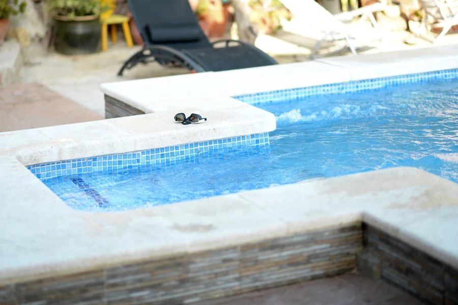 Above ground plunge pool with swim jets