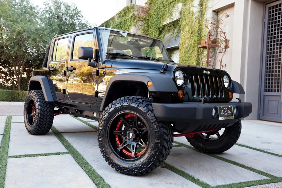 Off-road jantlı siyah Jeep Wrangler