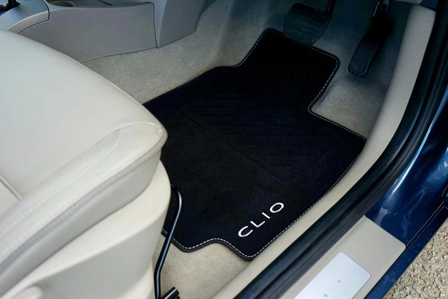 Black universal fit car floor mat