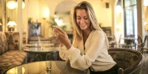 Femme joyeuse prenant un verre dans un bar élégant
