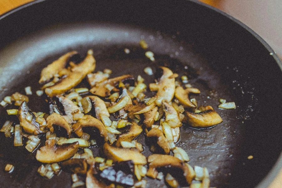 Close-up Photography of Fried Garlic