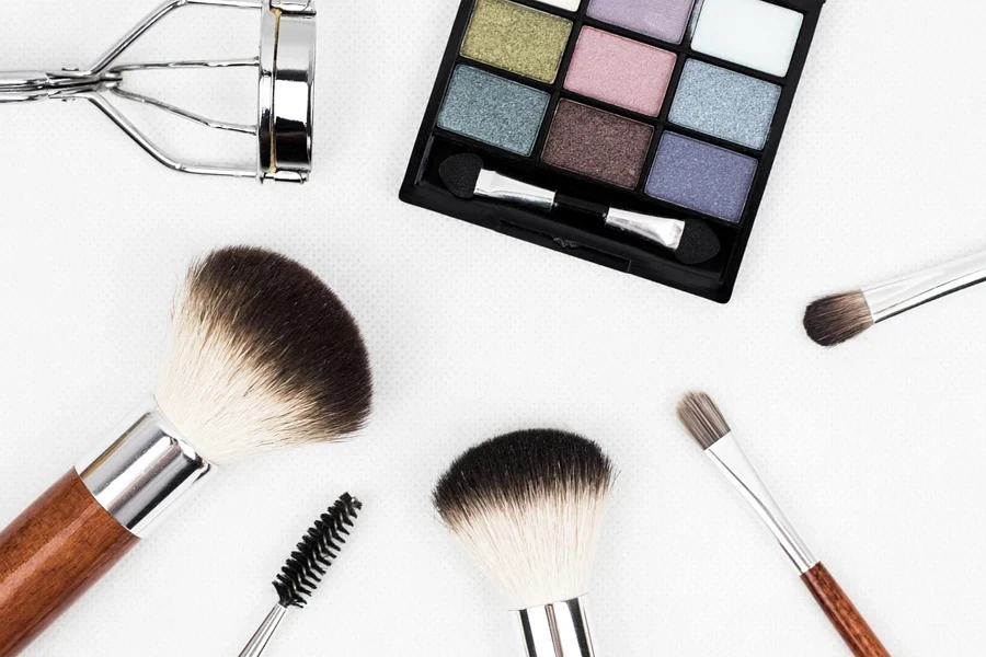 Different types of makeup brushes