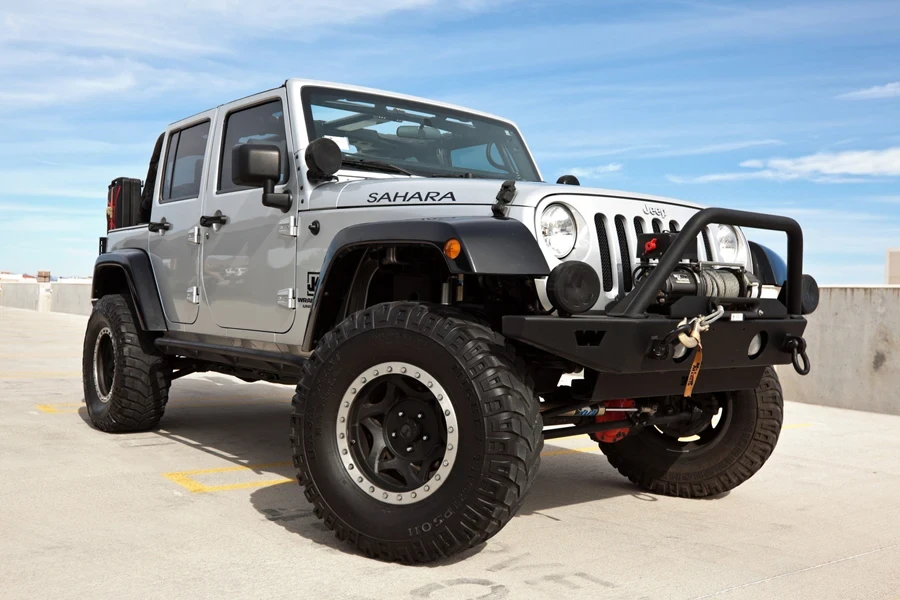 Arazi tekerleklerine sahip Jeep Wrangler