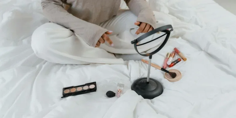 Espejo de maquillaje y cosméticos