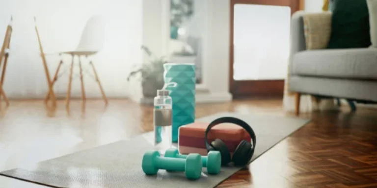 Коврик с тренажерами в комнате для домашних кардио-тренировок, здоровья или благополучия