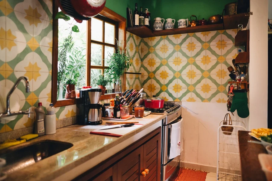 Wallpaper backsplash design in the traditional kitchen