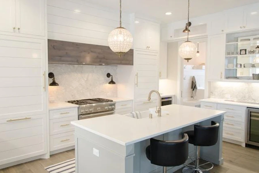 White kitchen with marble backsplash tiles