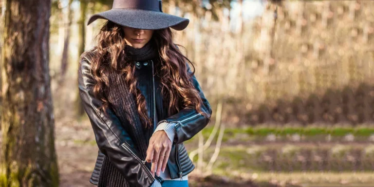 Женщина в кожаной мотокуртке