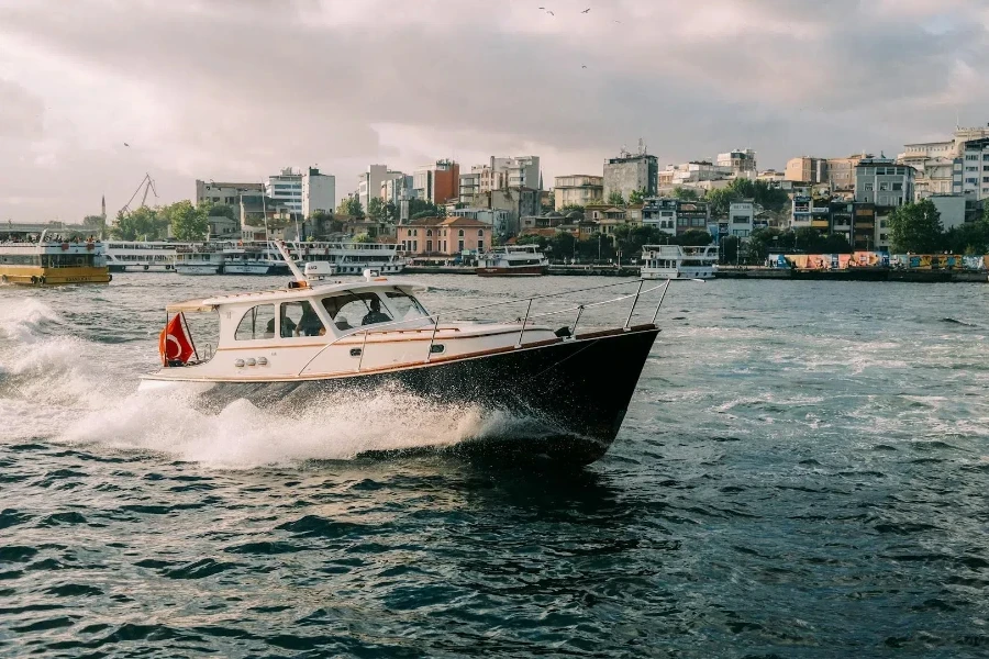 A small yacht sailing fast