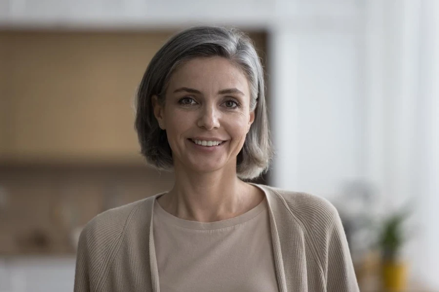 grey hairstyle for woman in 40s