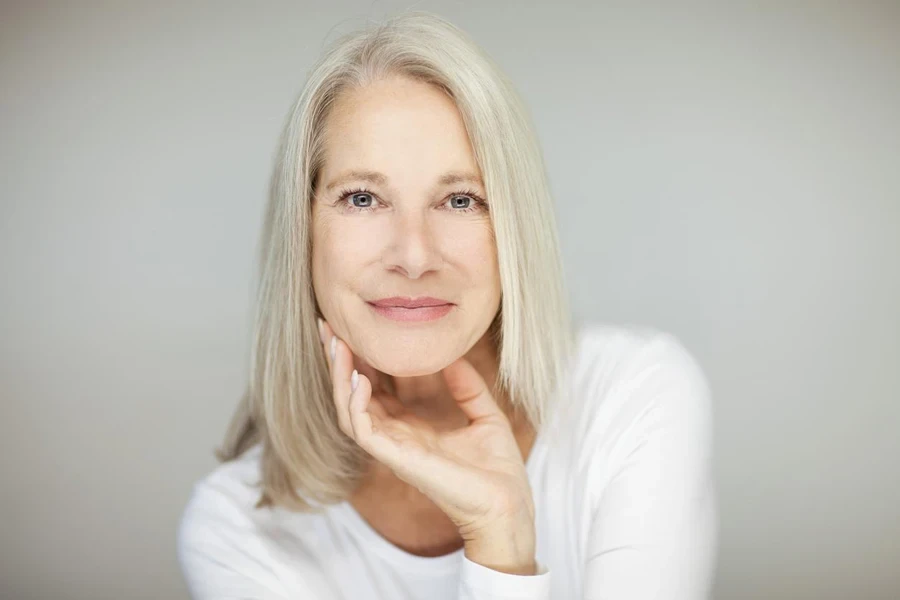 grey hairstyle for woman in 40s