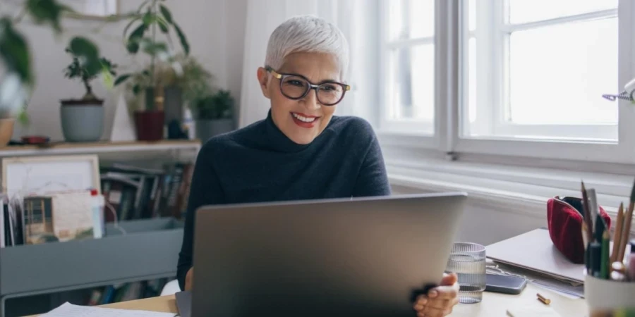 grey hairstyle for women in 40s