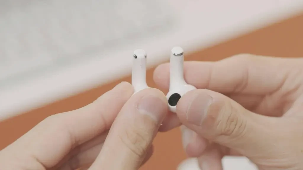 Left: AirPods 4, Right: AirPods 3