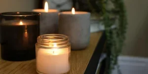 зажженные свечи в разных подсвечниках