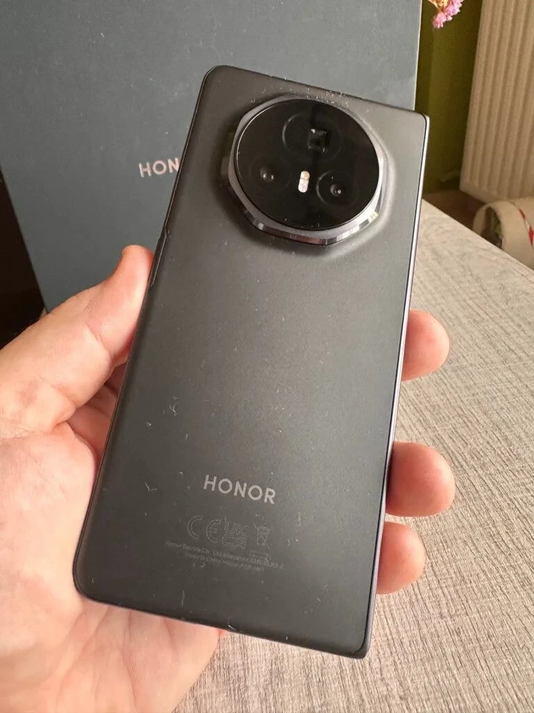 the back side of Honor Magic V3