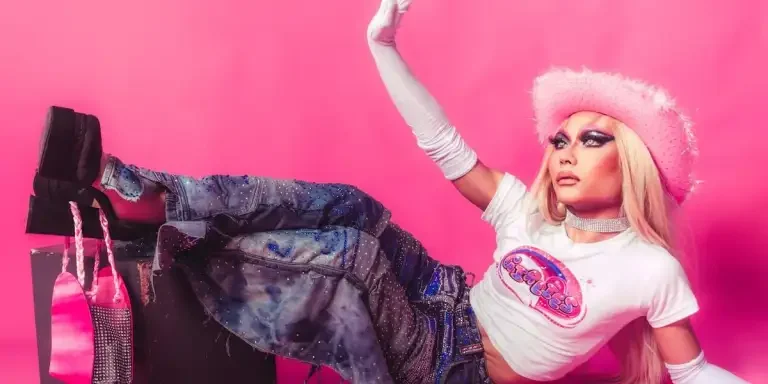 Женщина с прической в ​​стиле Барби и в пушистой шапке