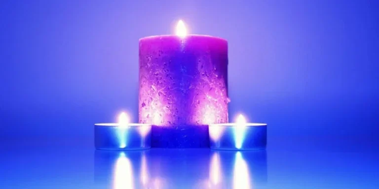 Un juego de tres velas encendidas sin llama.