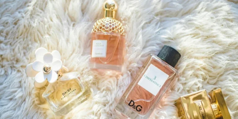 Cuatro botellas de vidrio de perfume surtidas