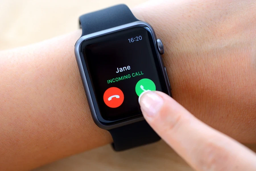 Person getting an incoming call on their Apple Watch