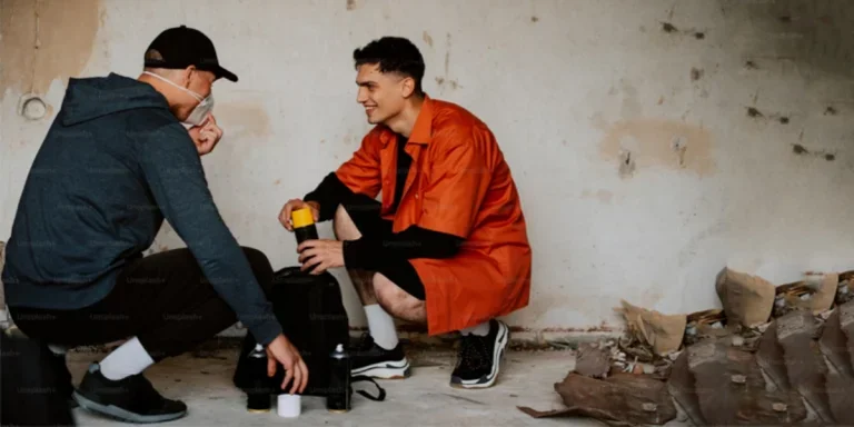 les gars montrent les tendances de la mode de rue en 2025