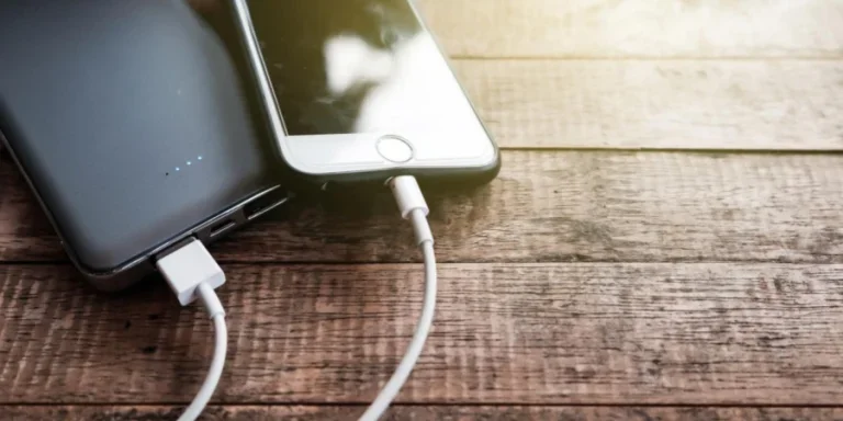 pengisi daya telepon