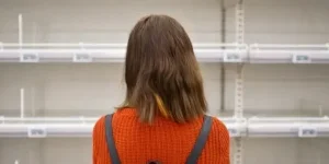 женщина в красном