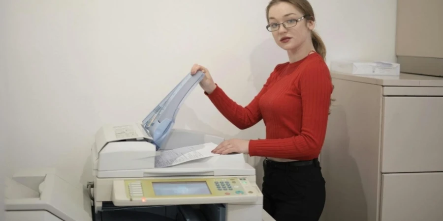 Một người đang sử dụng máy photocopy