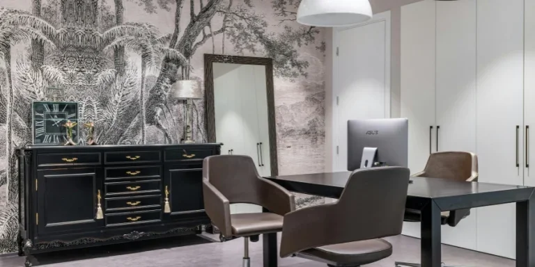 Комната с письменным столом и стульями