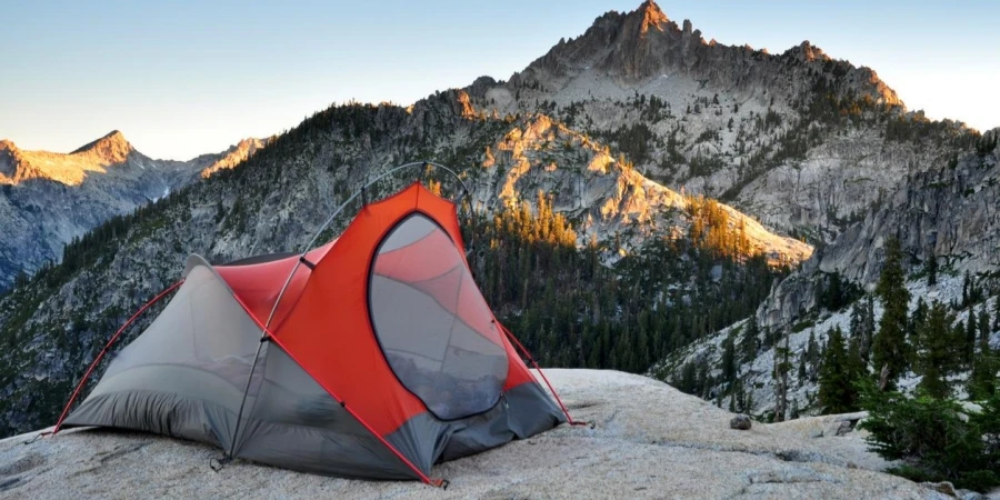 خيمة في المقاطعات الخلفية من منطقة Trinity Alps Wilderness في شمال كاليفورنيا