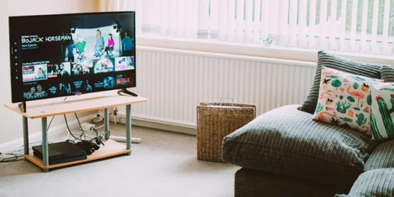 Un televisor sobre un soporte en una habitación.