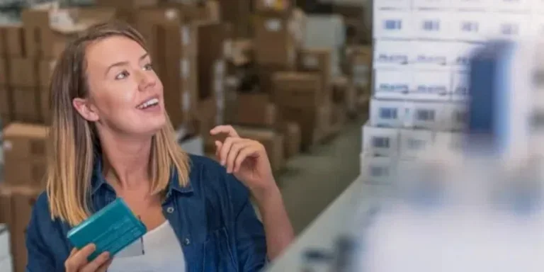 Eine Frau schaut nach draußen