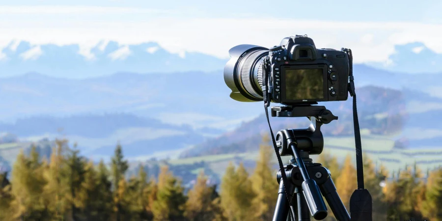 Siyah Tripod Üzerine Monte Edilmiş Siyah Dslr Kamera