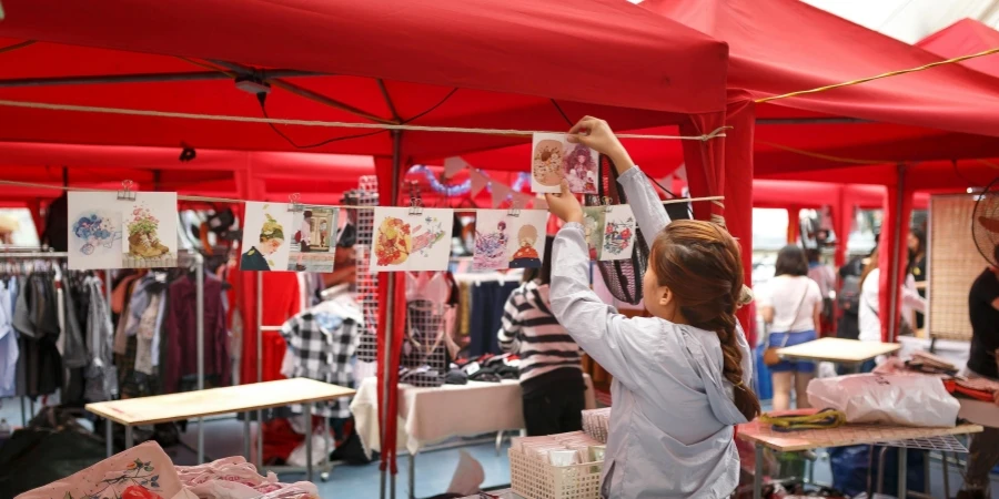 Chica organizando exhibiciones para la venta